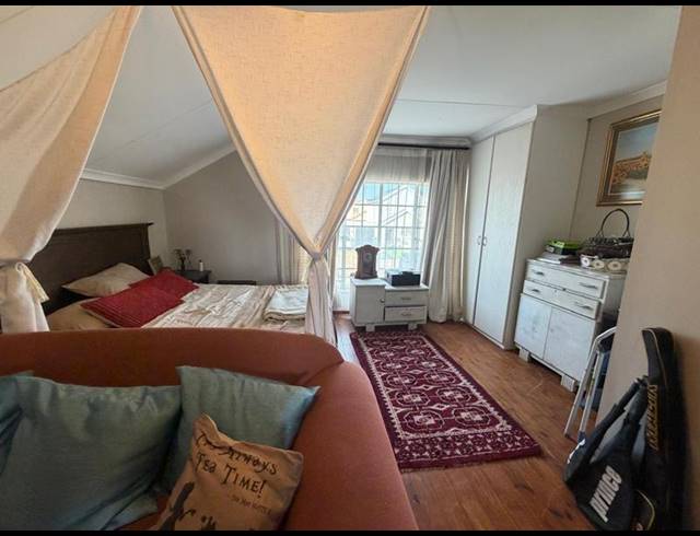 4 BEDROOM HOUSE FOR SALE IN SONNEVELD